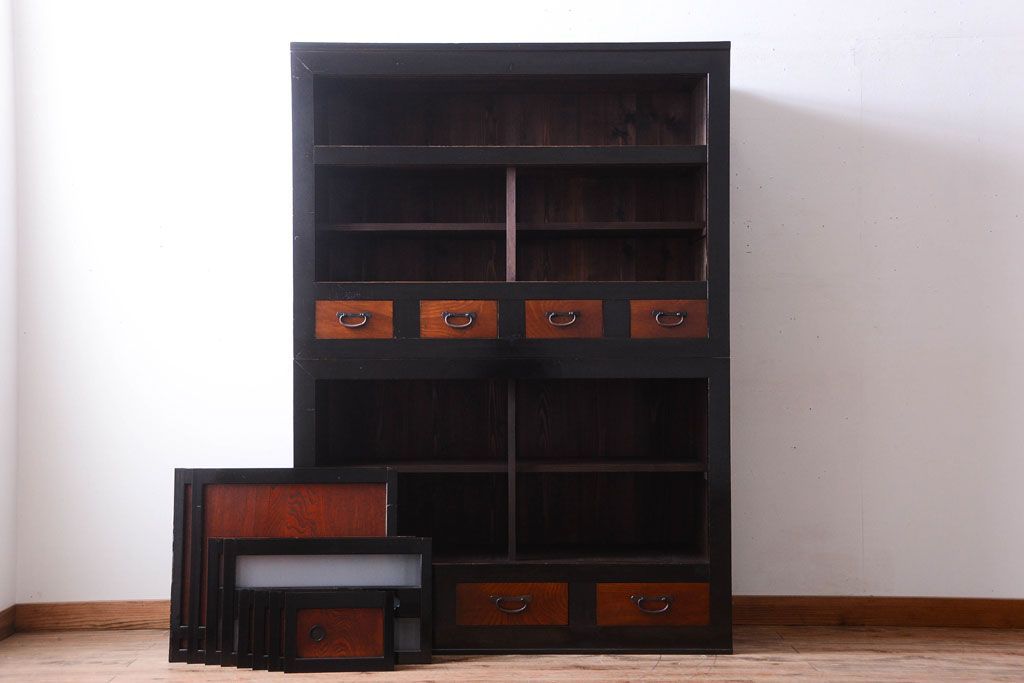 アンティーク家具　古民具・骨董　四尺　前面黒漆が美しい和モダンな重ねアンティーク水屋箪笥