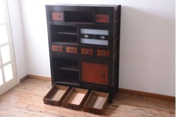 アンティーク家具　古民具・骨董　四尺　前面黒漆が美しい和モダンな重ねアンティーク水屋箪笥