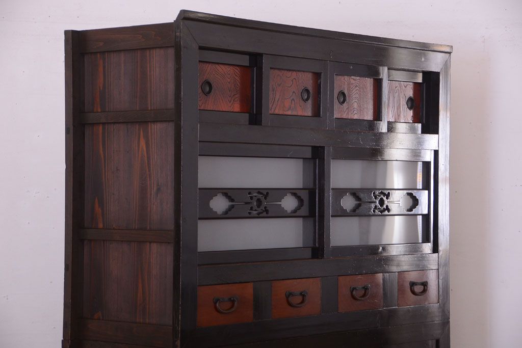 アンティーク家具　古民具・骨董　四尺　前面黒漆が美しい和モダンな重ねアンティーク水屋箪笥