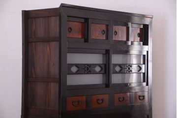 アンティーク家具　古民具・骨董　四尺　前面黒漆が美しい和モダンな重ねアンティーク水屋箪笥