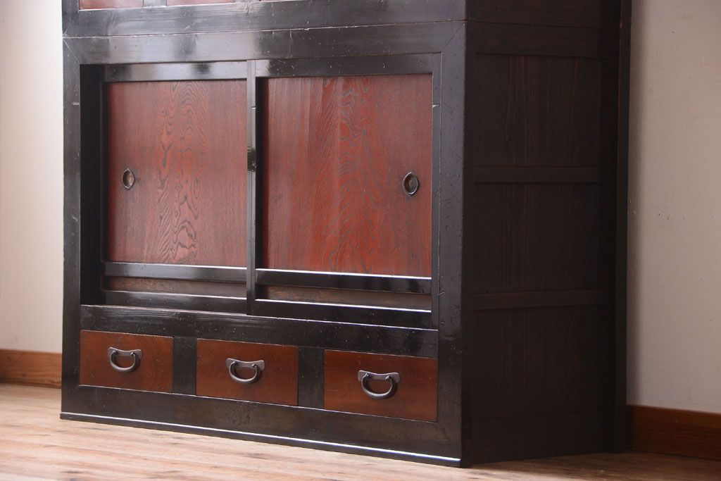 アンティーク家具　古民具・骨董　四尺　前面黒漆が美しい和モダンな重ねアンティーク水屋箪笥