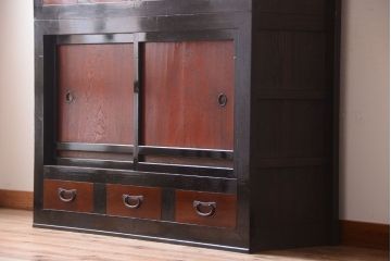 アンティーク家具　古民具・骨董　四尺　前面黒漆が美しい和モダンな重ねアンティーク水屋箪笥