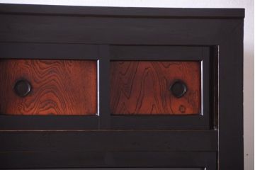 アンティーク家具　古民具・骨董　四尺　前面黒漆が美しい和モダンな重ねアンティーク水屋箪笥