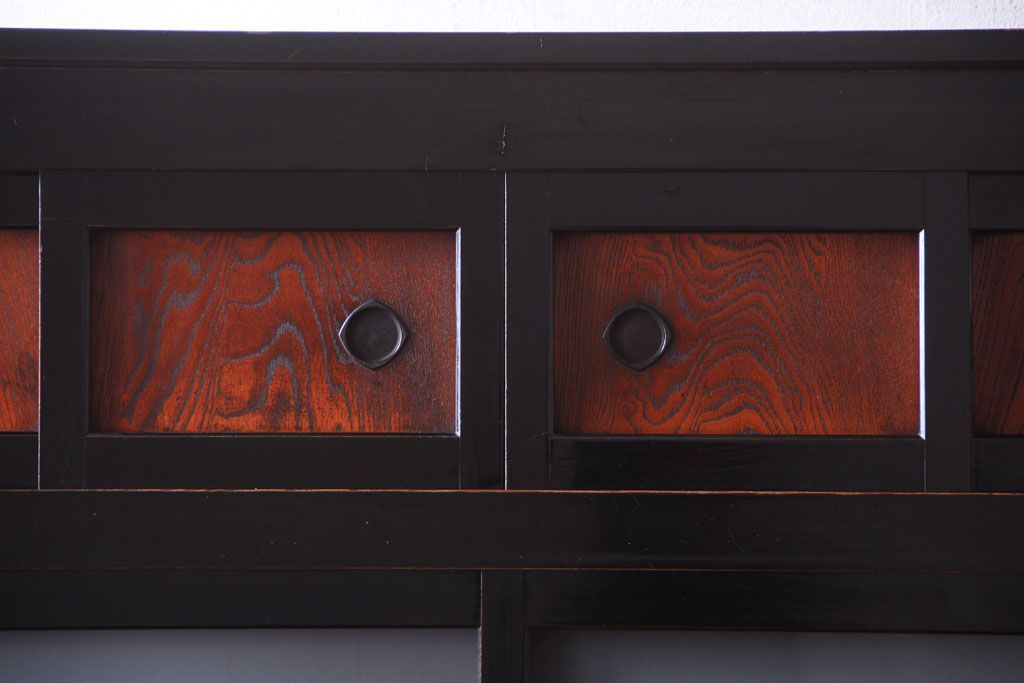 アンティーク家具　古民具・骨董　四尺　前面黒漆が美しい和モダンな重ねアンティーク水屋箪笥