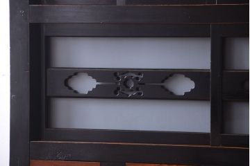 アンティーク家具　古民具・骨董　四尺　前面黒漆が美しい和モダンな重ねアンティーク水屋箪笥