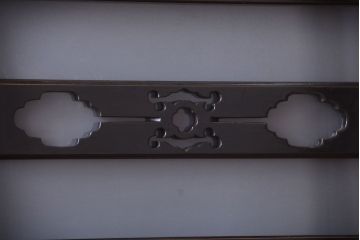 アンティーク家具　古民具・骨董　四尺　前面黒漆が美しい和モダンな重ねアンティーク水屋箪笥