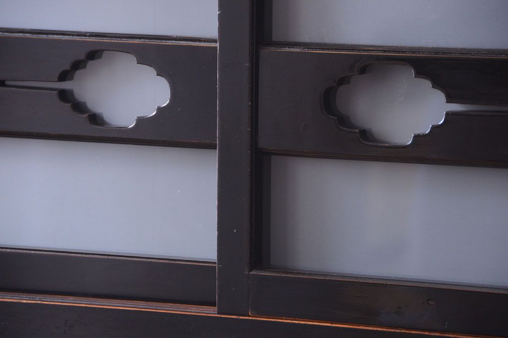 アンティーク家具　古民具・骨董　四尺　前面黒漆が美しい和モダンな重ねアンティーク水屋箪笥