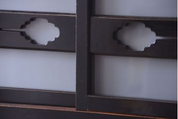 アンティーク家具　古民具・骨董　四尺　前面黒漆が美しい和モダンな重ねアンティーク水屋箪笥