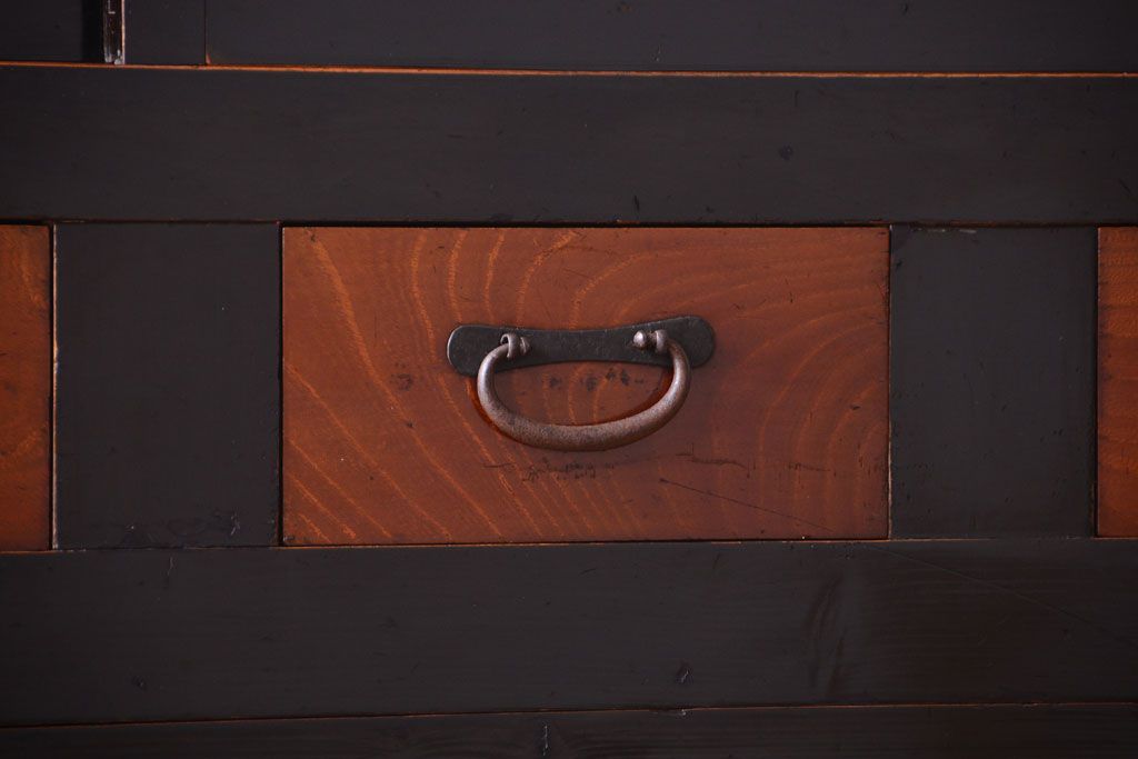 アンティーク家具　古民具・骨董　四尺　前面黒漆が美しい和モダンな重ねアンティーク水屋箪笥