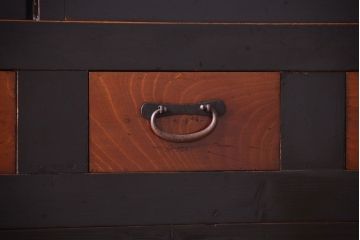 アンティーク家具　古民具・骨董　四尺　前面黒漆が美しい和モダンな重ねアンティーク水屋箪笥