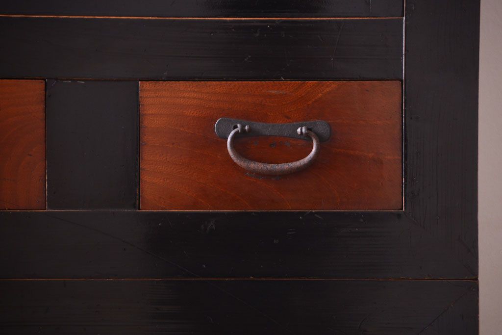 アンティーク家具　古民具・骨董　四尺　前面黒漆が美しい和モダンな重ねアンティーク水屋箪笥