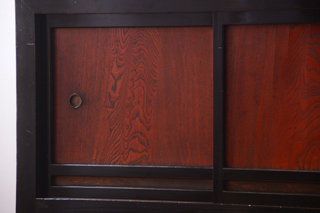 アンティーク家具　古民具・骨董　四尺　前面黒漆が美しい和モダンな重ねアンティーク水屋箪笥