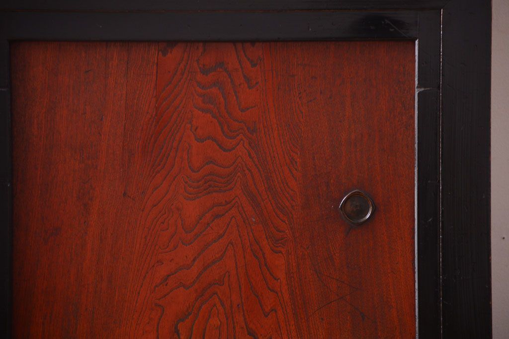 アンティーク家具　古民具・骨董　四尺　前面黒漆が美しい和モダンな重ねアンティーク水屋箪笥