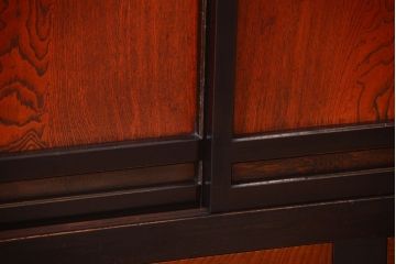 アンティーク家具　古民具・骨董　四尺　前面黒漆が美しい和モダンな重ねアンティーク水屋箪笥