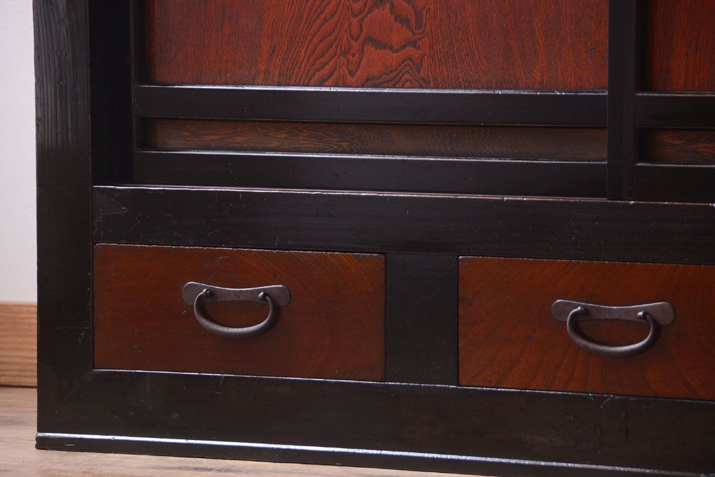 アンティーク家具　古民具・骨董　四尺　前面黒漆が美しい和モダンな重ねアンティーク水屋箪笥