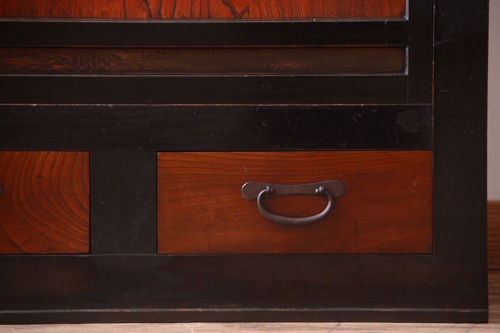 アンティーク家具　古民具・骨董　四尺　前面黒漆が美しい和モダンな重ねアンティーク水屋箪笥