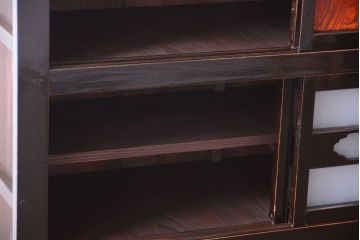 アンティーク家具　古民具・骨董　四尺　前面黒漆が美しい和モダンな重ねアンティーク水屋箪笥