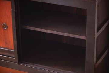 アンティーク家具　古民具・骨董　四尺　前面黒漆が美しい和モダンな重ねアンティーク水屋箪笥