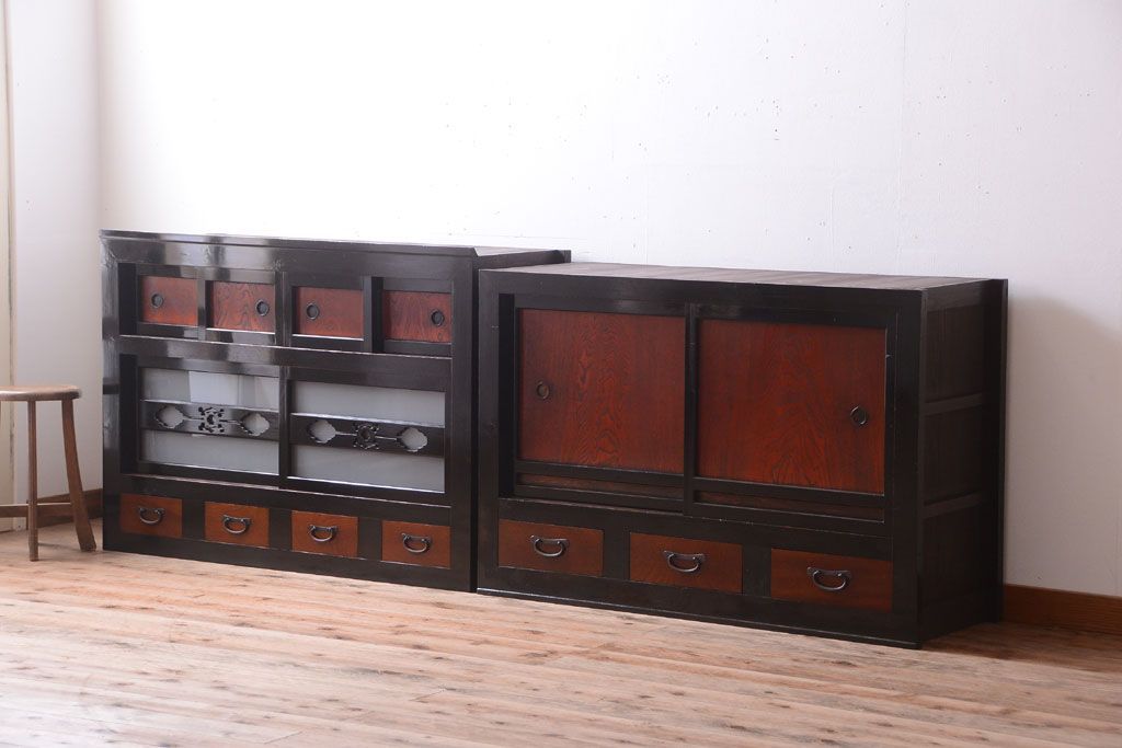 アンティーク家具　古民具・骨董　四尺　前面黒漆が美しい和モダンな重ねアンティーク水屋箪笥