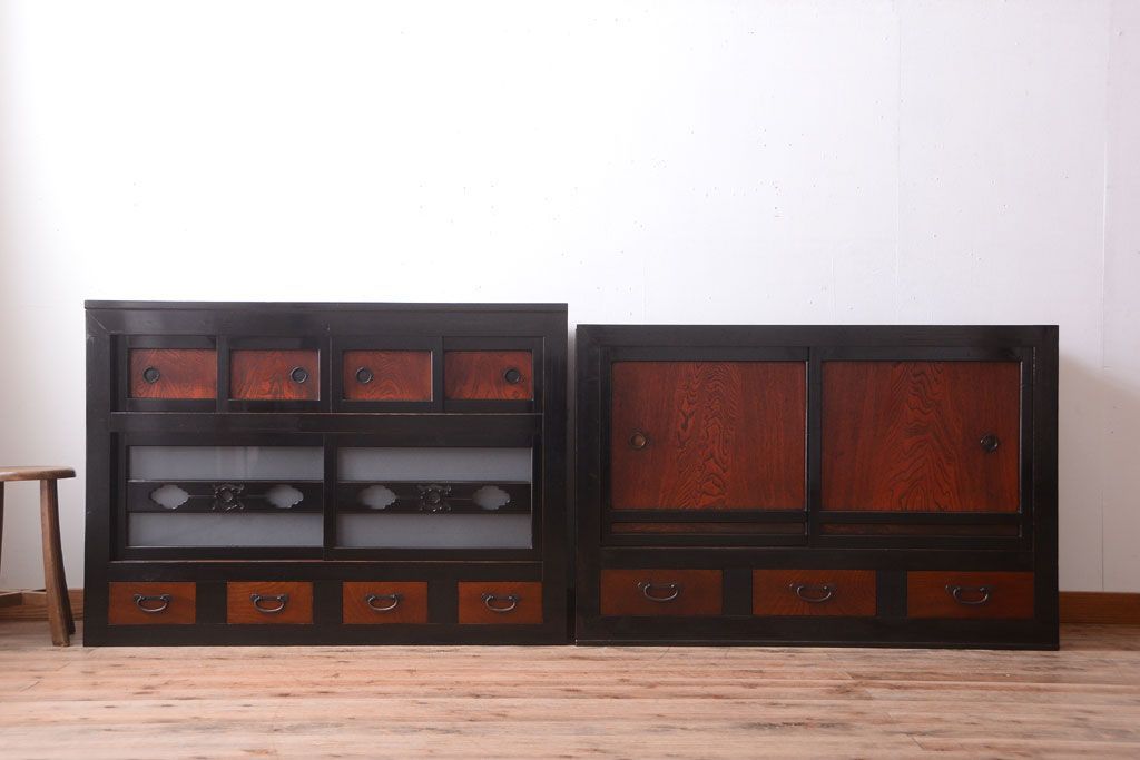 アンティーク家具　古民具・骨董　四尺　前面黒漆が美しい和モダンな重ねアンティーク水屋箪笥