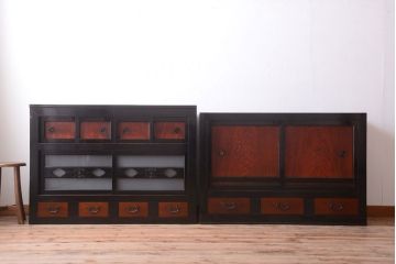 アンティーク家具　古民具・骨董　四尺　前面黒漆が美しい和モダンな重ねアンティーク水屋箪笥