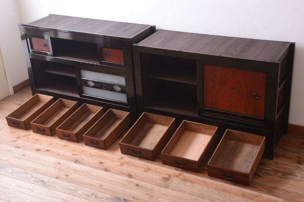 アンティーク家具　古民具・骨董　四尺　前面黒漆が美しい和モダンな重ねアンティーク水屋箪笥