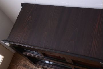 アンティーク家具　古民具・骨董　四尺　前面黒漆が美しい和モダンな重ねアンティーク水屋箪笥