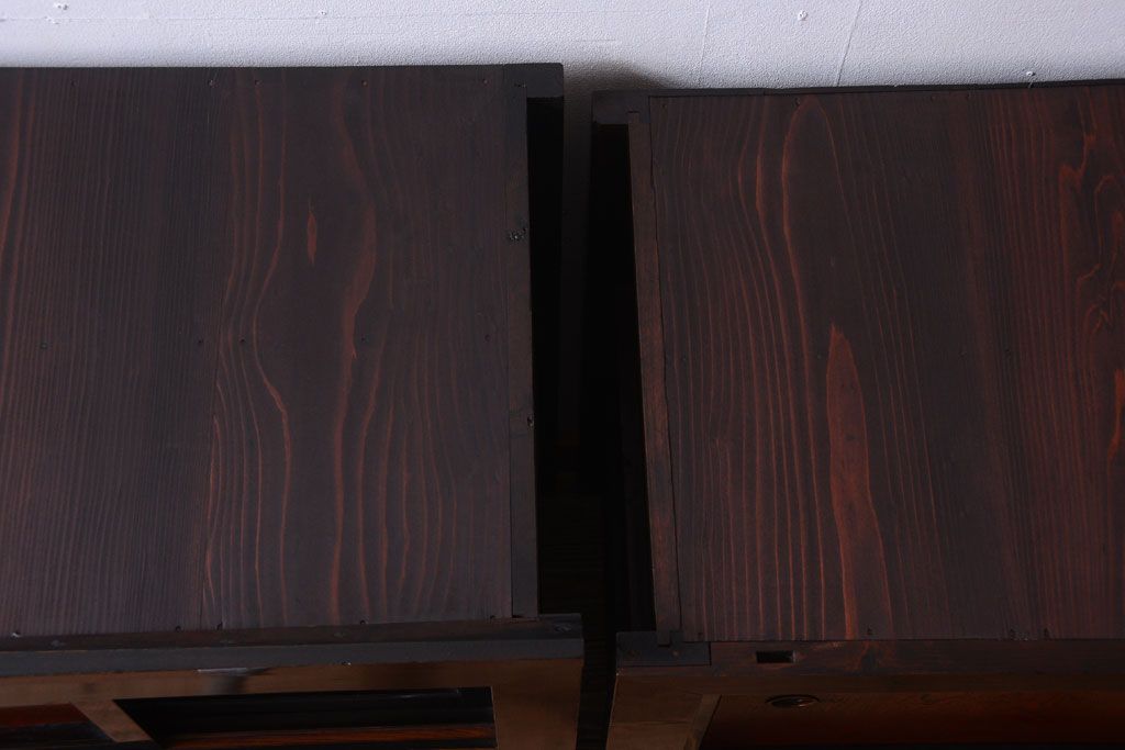 アンティーク家具　古民具・骨董　四尺　前面黒漆が美しい和モダンな重ねアンティーク水屋箪笥