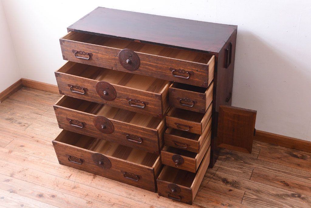 アンティーク家具　古民具・骨董　黒縁最上箪笥(時代箪笥・衣装箪笥)