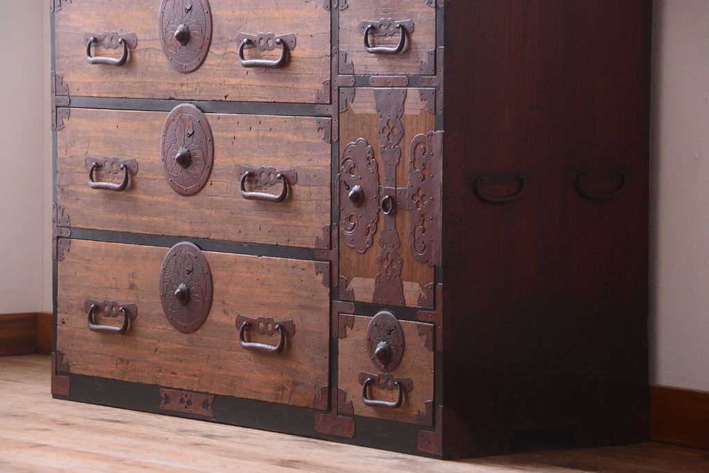 アンティーク家具　古民具・骨董　黒縁最上箪笥(時代箪笥・衣装箪笥)