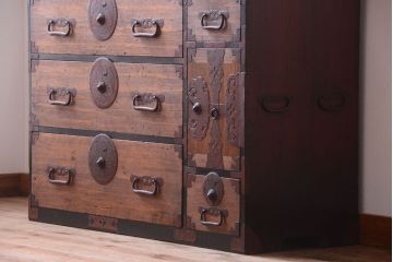 アンティーク家具　古民具・骨董　黒縁最上箪笥(時代箪笥・衣装箪笥)