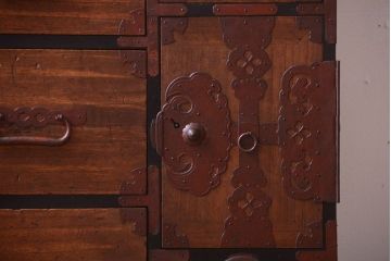 アンティーク家具　古民具・骨董　黒縁最上箪笥(時代箪笥・衣装箪笥)