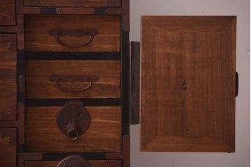 アンティーク家具　古民具・骨董　黒縁最上箪笥(時代箪笥・衣装箪笥)