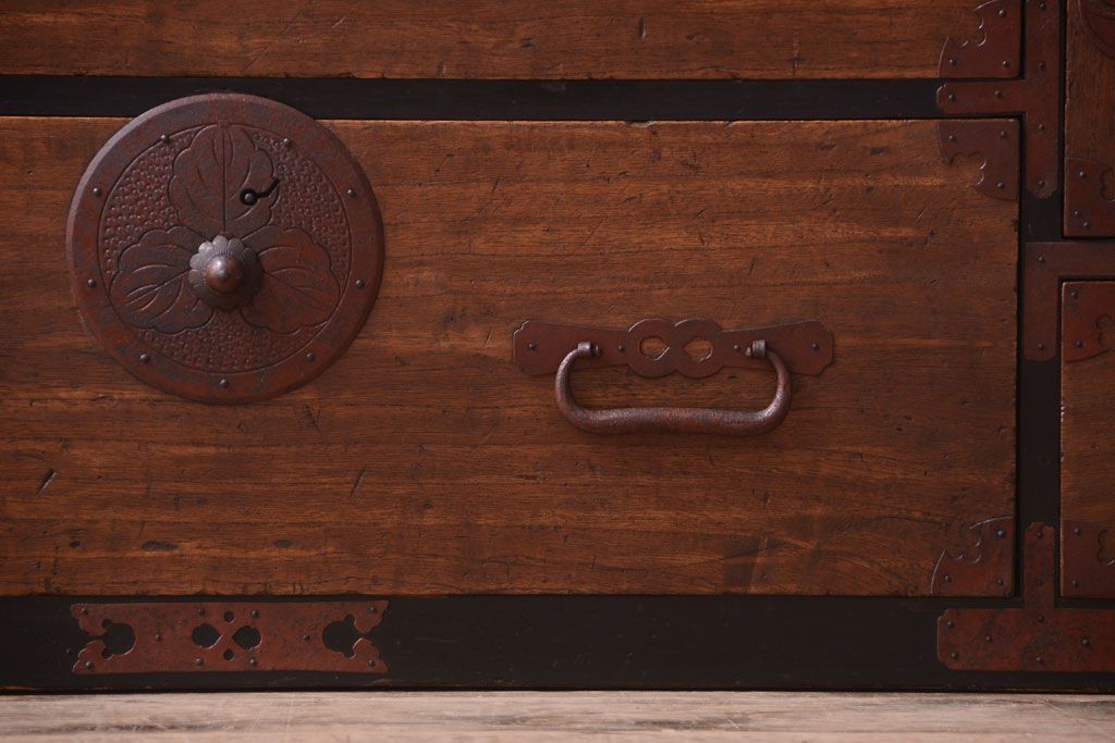 アンティーク家具　古民具・骨董　黒縁最上箪笥(時代箪笥・衣装箪笥)