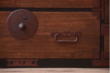 アンティーク家具　古民具・骨董　黒縁最上箪笥(時代箪笥・衣装箪笥)