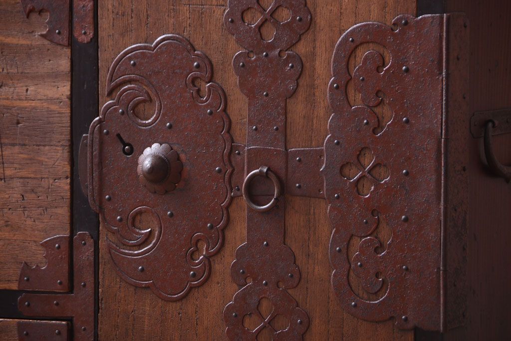 アンティーク家具　古民具・骨董　黒縁最上箪笥(時代箪笥・衣装箪笥)