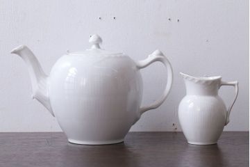 アンティーク雑貨　中古　ROYAL COPENHAGEN(ロイヤルコペンハーゲン)　WHITE FLUTED HALF LACE(ホワイトフルーテッド・ハーフレース) ポット・クリーマー2点セット(洋食器)