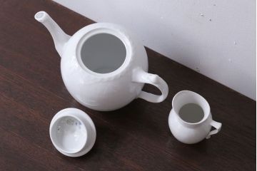 アンティーク雑貨　中古　ROYAL COPENHAGEN(ロイヤルコペンハーゲン)　WHITE FLUTED HALF LACE(ホワイトフルーテッド・ハーフレース) ポット・クリーマー2点セット(洋食器)