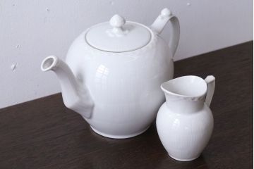 アンティーク雑貨　中古　ROYAL COPENHAGEN(ロイヤルコペンハーゲン)　WHITE FLUTED HALF LACE(ホワイトフルーテッド・ハーフレース) ポット・クリーマー2点セット(洋食器)