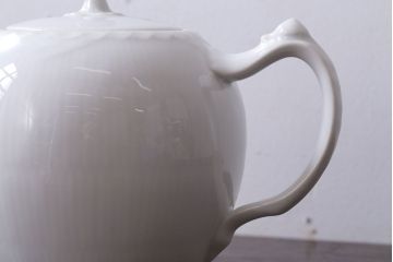 アンティーク雑貨　中古　ROYAL COPENHAGEN(ロイヤルコペンハーゲン)　WHITE FLUTED HALF LACE(ホワイトフルーテッド・ハーフレース) ポット・クリーマー2点セット(洋食器)