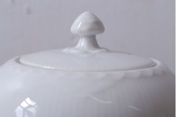 アンティーク雑貨　中古　ROYAL COPENHAGEN(ロイヤルコペンハーゲン)　WHITE FLUTED HALF LACE(ホワイトフルーテッド・ハーフレース) ポット・クリーマー2点セット(洋食器)