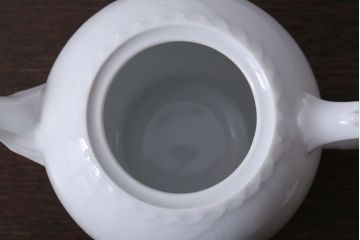 アンティーク雑貨　中古　ROYAL COPENHAGEN(ロイヤルコペンハーゲン)　WHITE FLUTED HALF LACE(ホワイトフルーテッド・ハーフレース) ポット・クリーマー2点セット(洋食器)