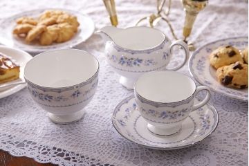 中古　イギリス　Wedgwood(ウェッジウッド)　GARDENIA(ガーデニア)　カップ&ソーサー・シュガー・クリーマー(洋食器)