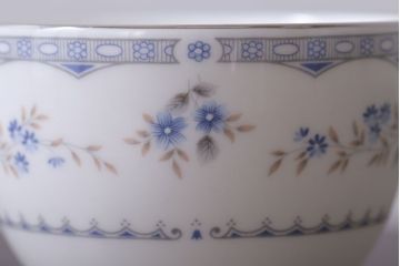 中古　イギリス　Wedgwood(ウェッジウッド)　GARDENIA(ガーデニア)　カップ&ソーサー・シュガー・クリーマー(洋食器)