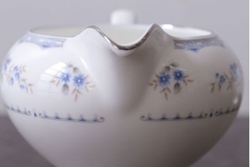 中古　イギリス　Wedgwood(ウェッジウッド)　GARDENIA(ガーデニア)　カップ&ソーサー・シュガー・クリーマー(洋食器)