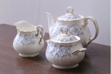 アンティーク雑貨　中古　ノリタケ(Noritake)　スタジオコレクションのポット・シュガーポット・クリーマー3点セット(洋食器)