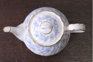 アンティーク雑貨　中古　ノリタケ(Noritake)　スタジオコレクションのポット・シュガーポット・クリーマー3点セット(洋食器)