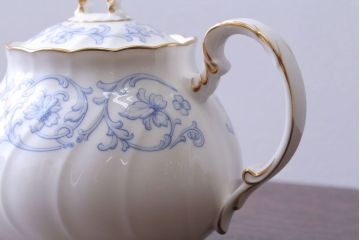 アンティーク雑貨　中古　ノリタケ(Noritake)　スタジオコレクションのポット・シュガーポット・クリーマー3点セット(洋食器)