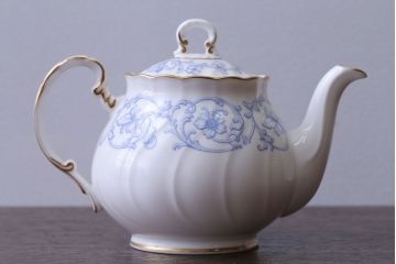 アンティーク雑貨　中古　ノリタケ(Noritake)　スタジオコレクションのポット・シュガーポット・クリーマー3点セット(洋食器)