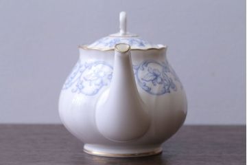アンティーク雑貨　中古　ノリタケ(Noritake)　スタジオコレクションのポット・シュガーポット・クリーマー3点セット(洋食器)